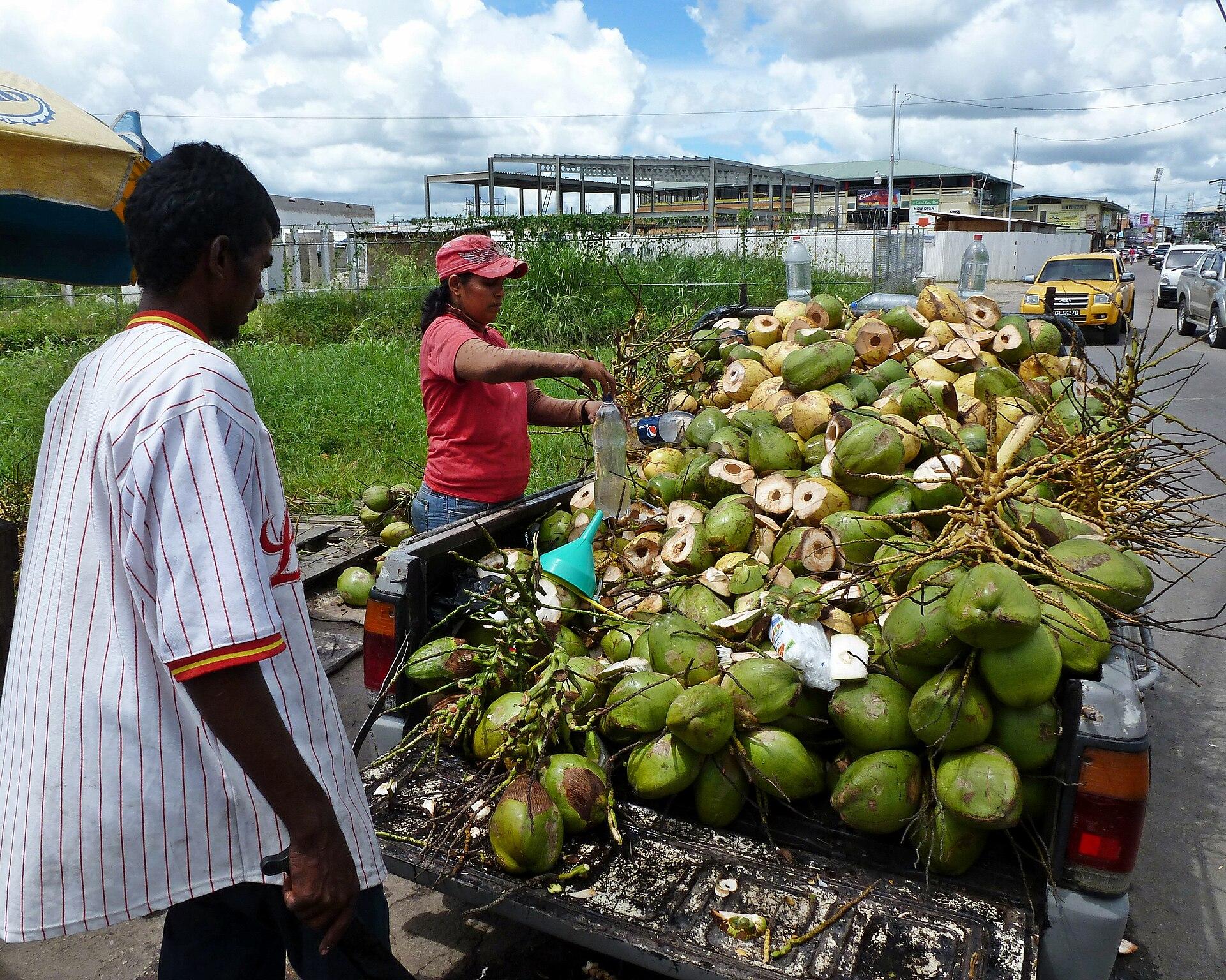 Vendeuse préparant de l’eau de coco à Trinidad