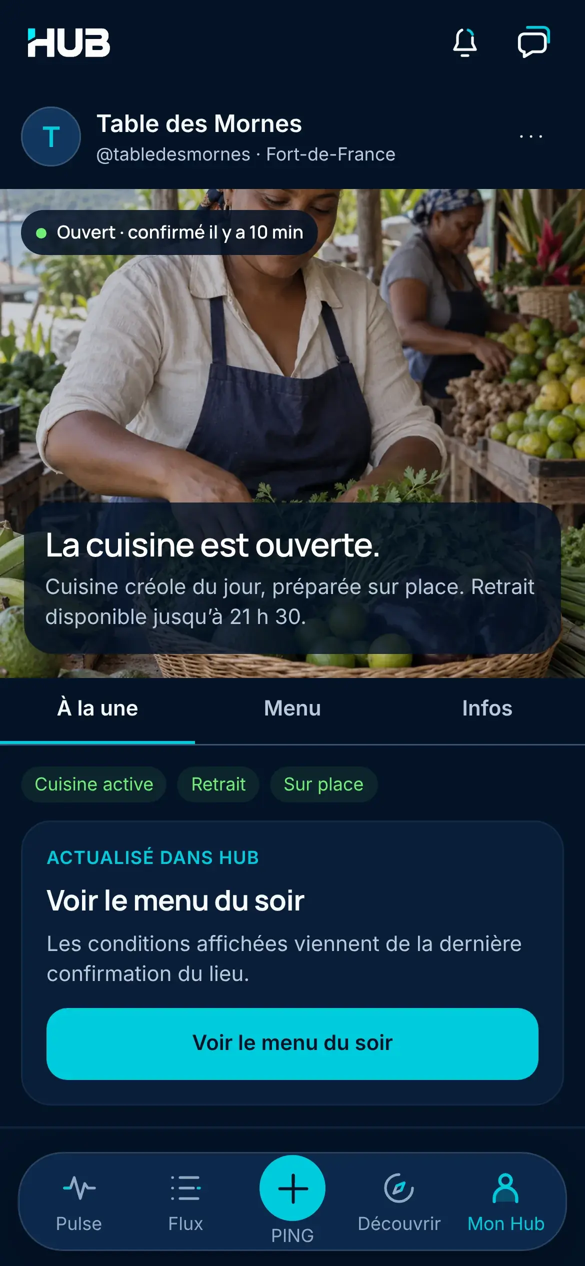 Vitrine d’un restaurant de Fort-de-France dans HUB : « La cuisine est ouverte », ouverture confirmée il y a 10 minutes, menu du soir.