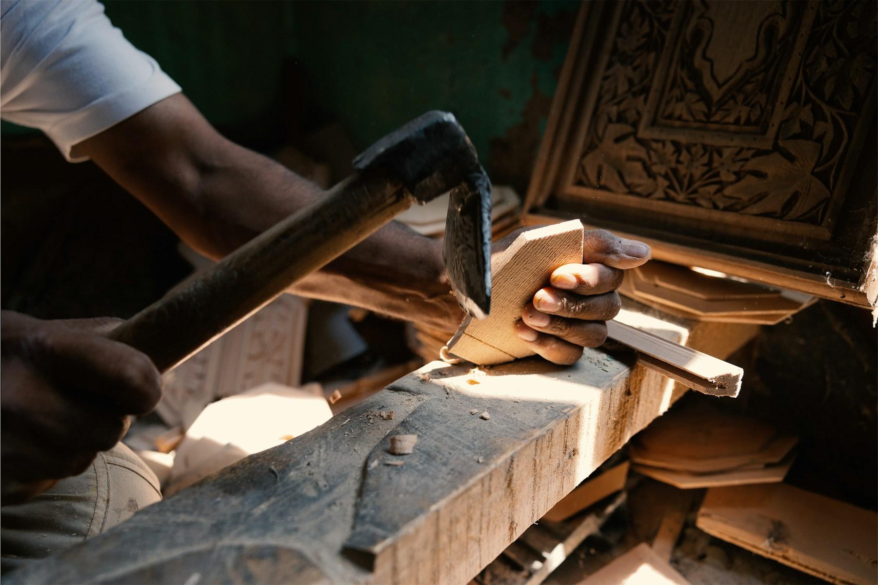 Une professionnelle dans son atelier.