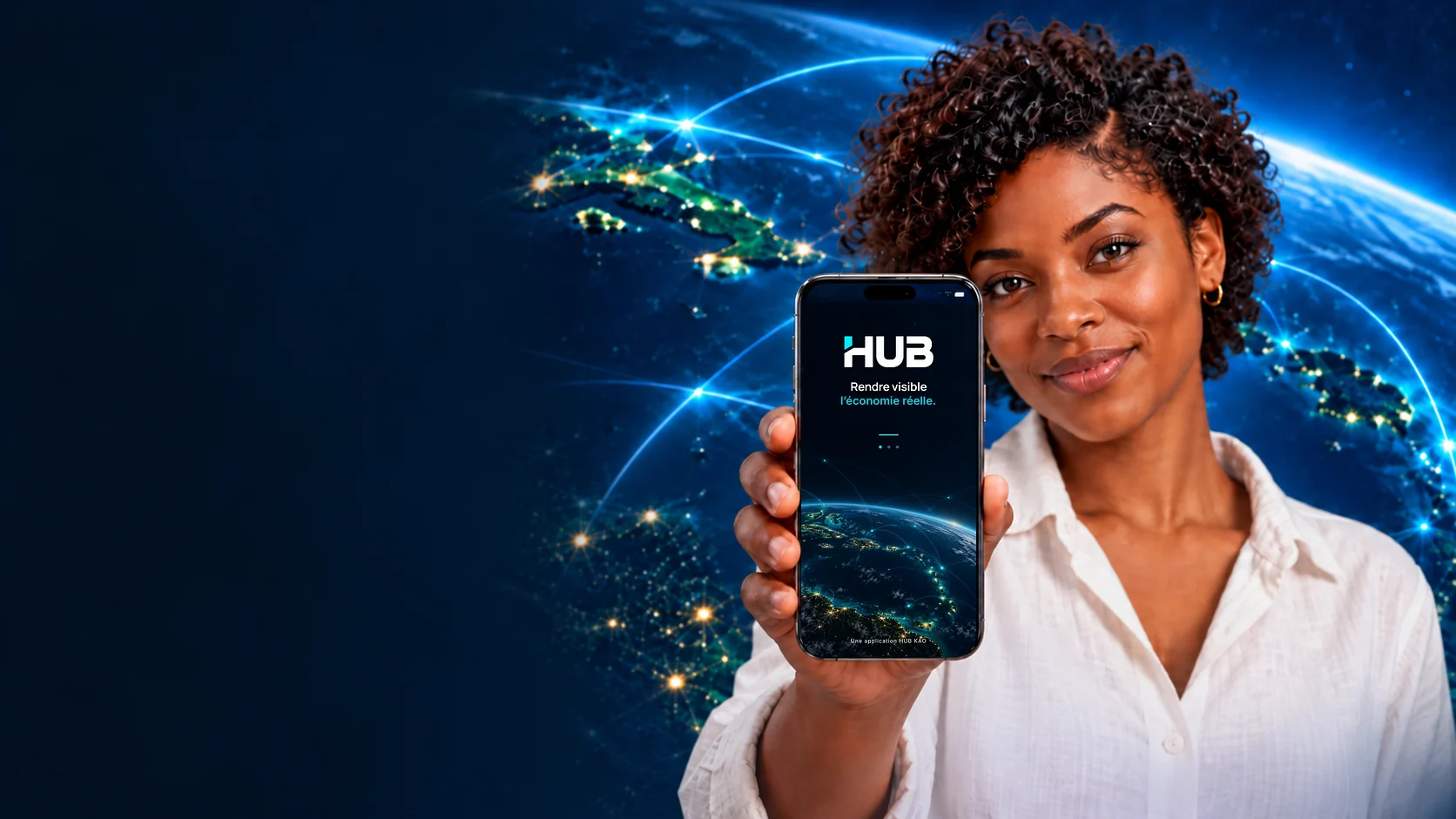 Une femme présente l’application HUB sur son téléphone, ouverte sur son écran d’accueil, devant la carte connectée de la Caraïbe.