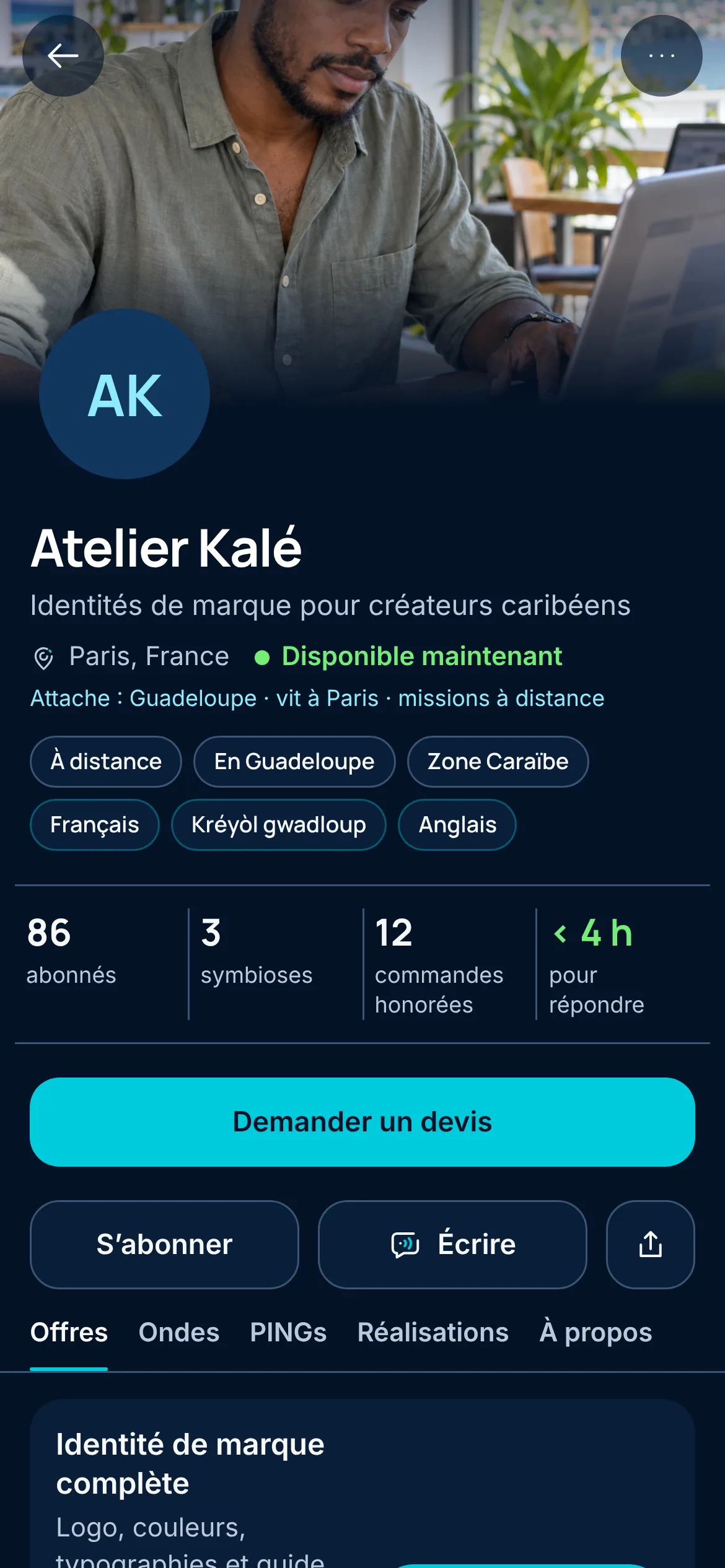 Vitrine d’un exemple de talent, Atelier Kalé, identités de marque pour créateurs caribéens : vit à Paris, attaché à la Guadeloupe, missions à distance, pastilles À distance, En Guadeloupe, Zone Caraïbe, français, kréyòl gwadloup et anglais, et le bouton « Demander un devis ».